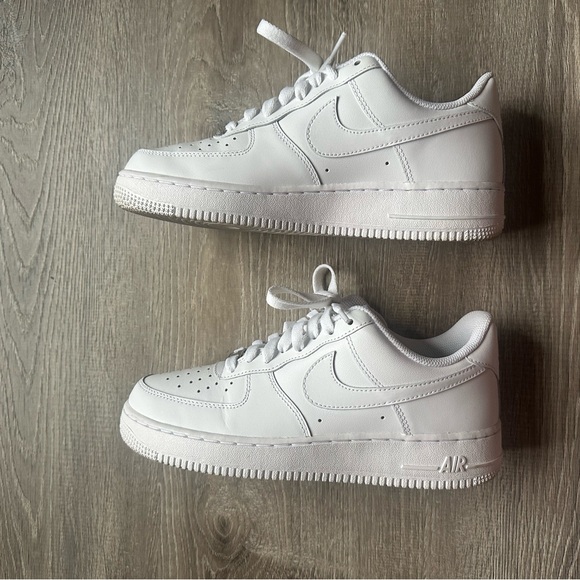 Women’s 9 white Air Force one - Picture 2 of 4